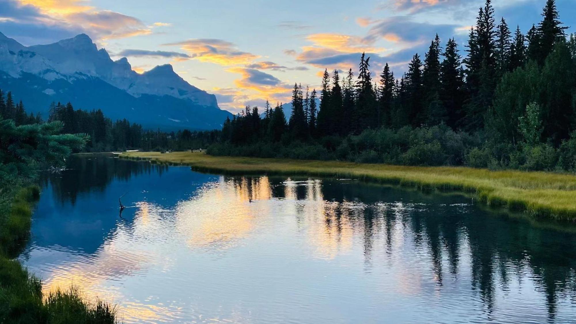 #202 Cozy Mountain View 2 Bedrooms In Dt Canmore Bagian luar foto