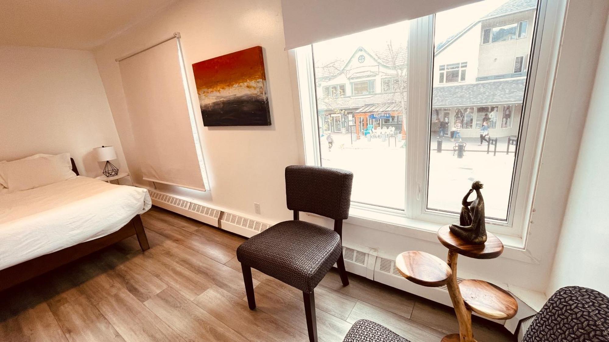 #202 Cozy Mountain View 2 Bedrooms In Dt Canmore Bagian luar foto